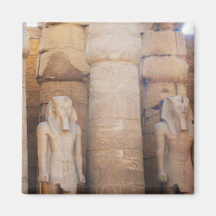 Statue des Pharaos Ramses II, der Luxor-Tempel Magnet