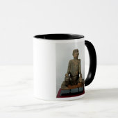 Statue eines Sitzmannes, Mbembe, Nigeria Tasse (VorderseiteRechts)