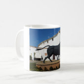 Statue eines Stiers in Ronda, Spanien Kaffeetasse (Vorderseite Links)