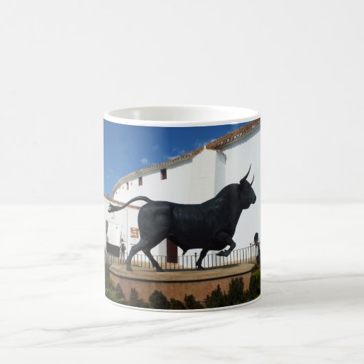 Statue eines Stiers in Ronda, Spanien Kaffeetasse (Mittel)
