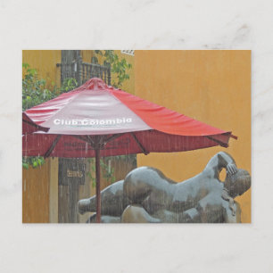 Statue im Regen in Kolumbien Postkarte