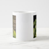 Statue in einem Garten: Chiang Mai, Thailand Jumbo-Tasse (Vorderseite)