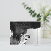 STATUE MIT EINER ROSE POSTKARTE (Stehend Vorderseite)