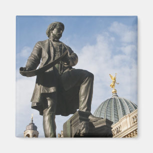 Statue mit Glasdom auf dem Kunstverein-Gebäude Magnet
