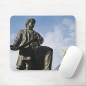 Statue mit Glaskuppel im Kunstverein-Gebäude Mousepad (Mit Mouse)