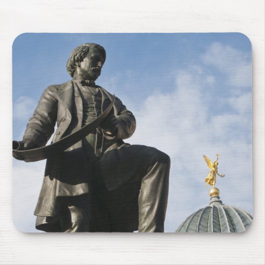 Statue mit Glaskuppel im Kunstverein-Gebäude Mousepad (Vorne)