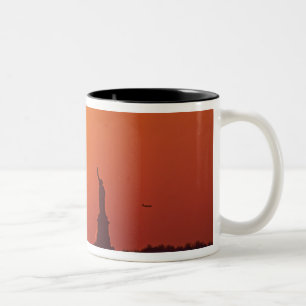 Statue of Liberty, New York Harbour, NY, USA, Zweifarbige Tasse