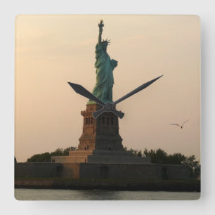 Statue of Liberty-Sundown Quadratische Wanduhr
