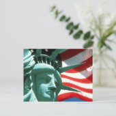 STATUE OF LIBERTY with AMERICAN FLAG Postkarte (Stehend Vorderseite)