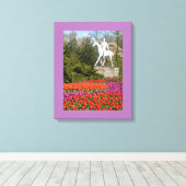 Statue und Tulpen Leinwanddruck (Insitu (Holzboden))