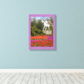 Statue und Tulpen Leinwanddruck (Insitu (Holzboden))