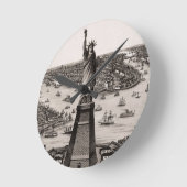 Statue von Liberty in New York Harbor Runde Wanduhr (Winkel)