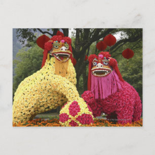 Statuen von zwei Drachen, die mit Blume bedeckt si Postkarte