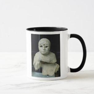 Statuette einer Frau mit Schal, Akkadian Zeitraum Tasse