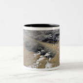 Staub bläst vor der Küste Libyens Zweifarbige Tasse (Mittel)
