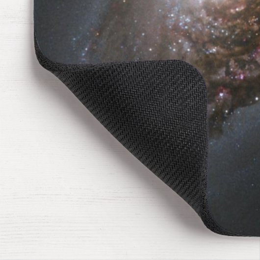 Staub rund um den Nucleus der Black Eye Galaxy M64 Mousepad (Ecke)