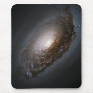 Staub rund um den Nucleus der Black Eye Galaxy M64 Mousepad