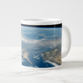 Staub über dem Mittelmeer und der Insel Zypern Jumbo-Tasse (Vorderseite Rechts)