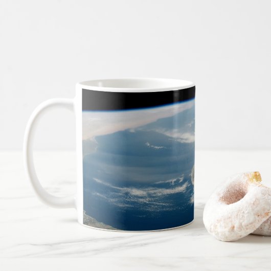 Staub über dem Mittelmeer und der Insel Zypern Kaffeetasse (Mit Donut)