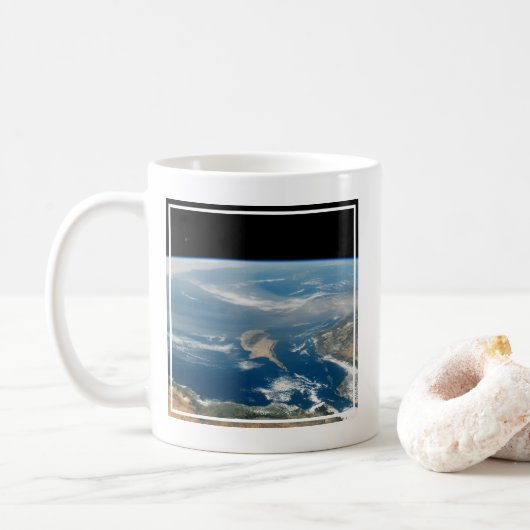 Staub über dem Mittelmeer und der Insel Zypern Kaffeetasse (Mit Donut)