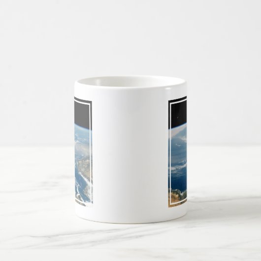 Staub über dem Mittelmeer und der Insel Zypern Kaffeetasse (Mittel)