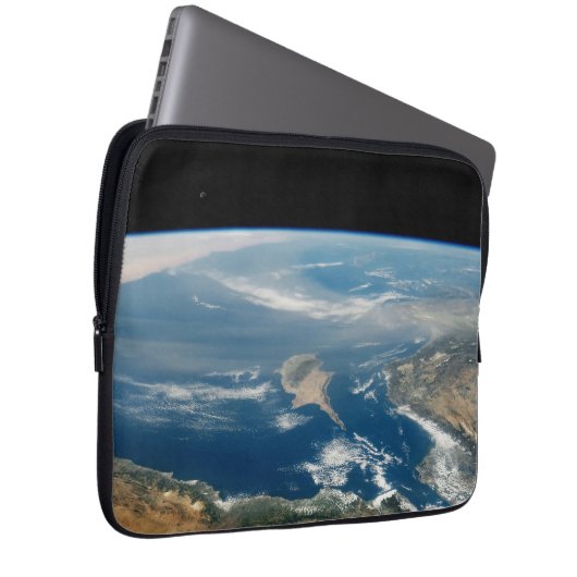 Staub über dem Mittelmeer und der Insel Zypern Laptopschutzhülle (Vorne Rechts)