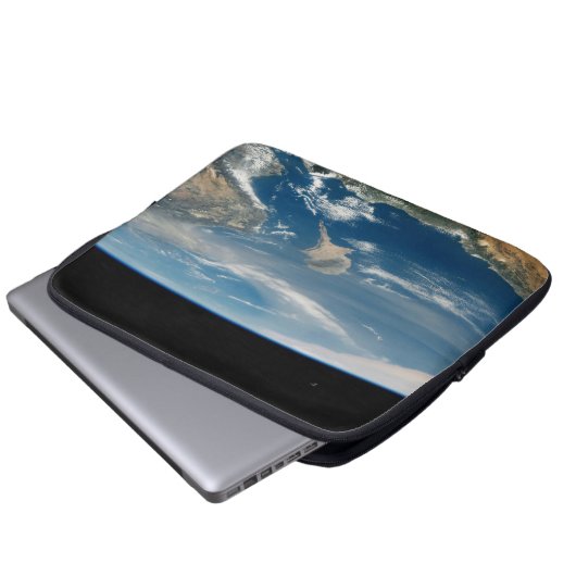 Staub über dem Mittelmeer und der Insel Zypern Laptopschutzhülle (Vorne Knopf)