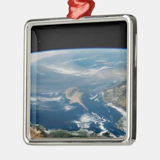 Staub über dem Mittelmeer und der Insel Zypern Ornament Aus Metall (Links)