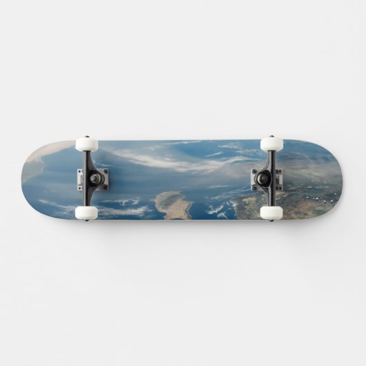 Staub über dem Mittelmeer und der Insel Zypern Skateboard (Horizontal)