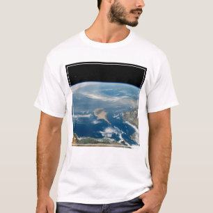 Staub über dem Mittelmeer und der Insel Zypern T-Shirt