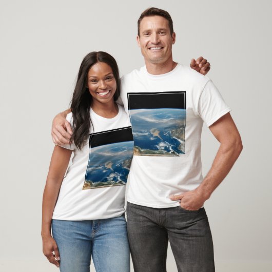 Staub über dem Mittelmeer und der Insel Zypern T-Shirt (Unisex)