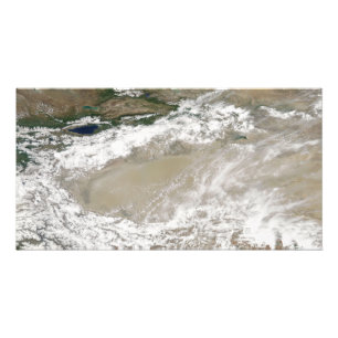 Staub und Wolken schweben über dem Taklimakan Des Fotodruck