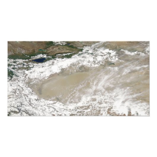 Staub und Wolken schweben über dem Taklimakan Des Fotodruck (Vorne)