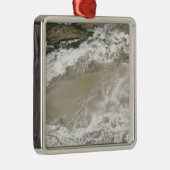 Staub und Wolken schweben über dem Taklimakan Des Silbernes Ornament (Rechts)