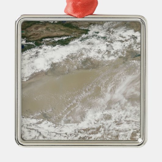 Staub und Wolken schweben über dem Taklimakan Des Silbernes Ornament (Vorne)