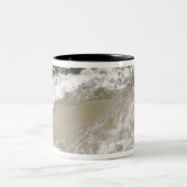 Staub und Wolken schweben über dem Taklimakan Des Zweifarbige Tasse (Mittel)