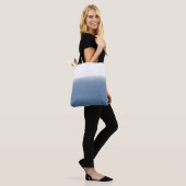 Staubblau Aquarell Tasche (Am Model)