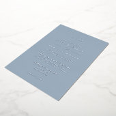 Staubblau Elegante Monogramm-QR-Code-Hochzeit Folieneinladung (Gedreht)