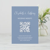 Staubblau Elegante Schrift | QR-Code Hochzeits-RSV Einladung (Stehend Vorderseite)