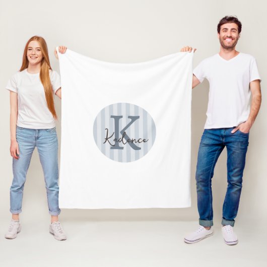 Staubblau Maßgeschmuster Kreis Monogramm Fleecedecke (Beispiel)