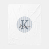 Staubblau Maßgeschmuster Kreis Monogramm Fleecedecke (Vorderseite)