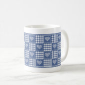 Staubblau-weiße Buffalo-Karo-Patchwork-Herzen Kaffeetasse (VorderseiteRechts)
