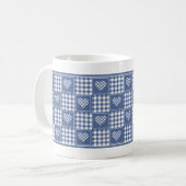 Staubblau-weiße Buffalo-Karo-Patchwork-Herzen Kaffeetasse (Vorderseite Links)