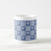 Staubblau-weiße Buffalo-Karo-Patchwork-Herzen Kaffeetasse (Mittel)