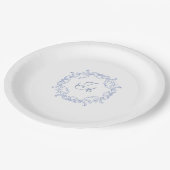 Staubblaue barocke Monogramm-Hochzeitspapierplatte Pappteller (Schrägansicht)