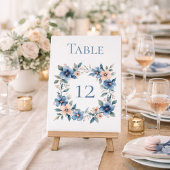 Staubblaue Blumeneventtafel für Tischnummer