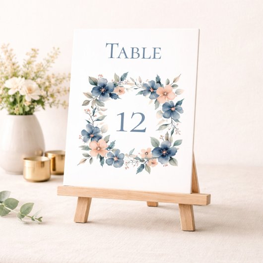Staubblaue Blumeneventtafel für Tischnummer