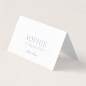 Staubblaue Blumenmonogramm-Hochzeitsplatzkarte (Vorderseite)