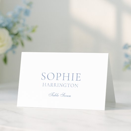 Staubblaue Blumenmonogramm-Hochzeitsplatzkarte