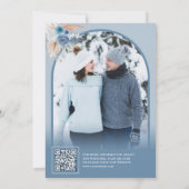 Staubblaue Blumige Boho Pampas Tor Foto QR Code Save The Date (Rückseite)